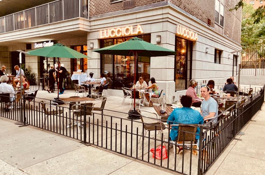 I tavoli outdoor di Lucciola, 621 Amsterdam avenue, Upper west Manhattan
