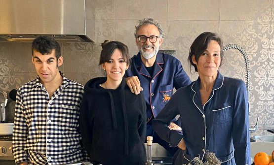 La famiglia Bottura nella cucina di casa, che ospita le diretta di Kitchen Quarantine, ogni sera alle 20. Con lo chef, da sinistra, i figli Charlie e Alexa e la moglie Lara Gilmore (foto Fine Dining Lovers)