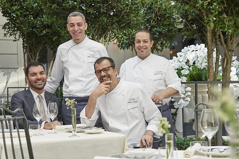 Il quartetto dietro al successo del ristorante Seta del Mandarin Oriental hotel di Milano. Da sinistra a destra: maitre  Alberto Tasinato, sous chef Federico Dell'Omarino, chef Antonio Guida e il pasticciere Nicola Di Lena
