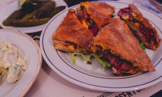 Cesare Battisti e il suo pastrami in Santeria: un pop up tra Milano e New York