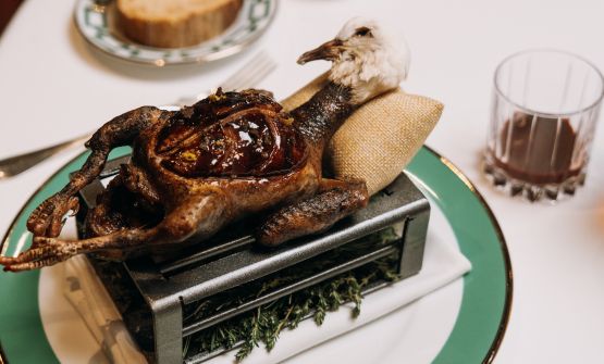 C'è un giovane chef che il piccione lo serve (quasi) intero. E ci spiega il perché