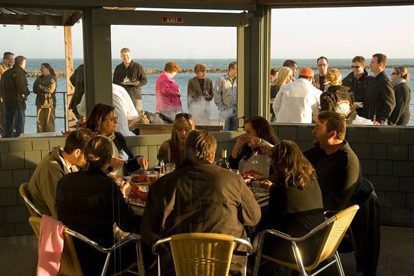 La gente si mette in coda da Sam's Chowder House ad Half Moon Bay, mezz'ora a sud di San Francisco: calamari di Monterey, salmone dell'Alaska e granchi locali
