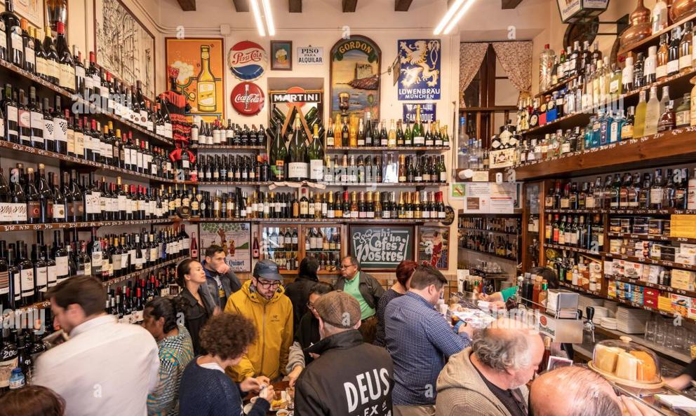 Quimet & Quimet , celebre tapas bar di Barcellona, fondato nel 1914 in Poeta Cabanyes 25 (foto www.alamy.it)
