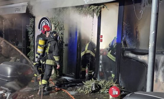 Incendiata nella notte la nuova pizzeria di Raf Bonetta a Napoli. Lui: «Non mollo»