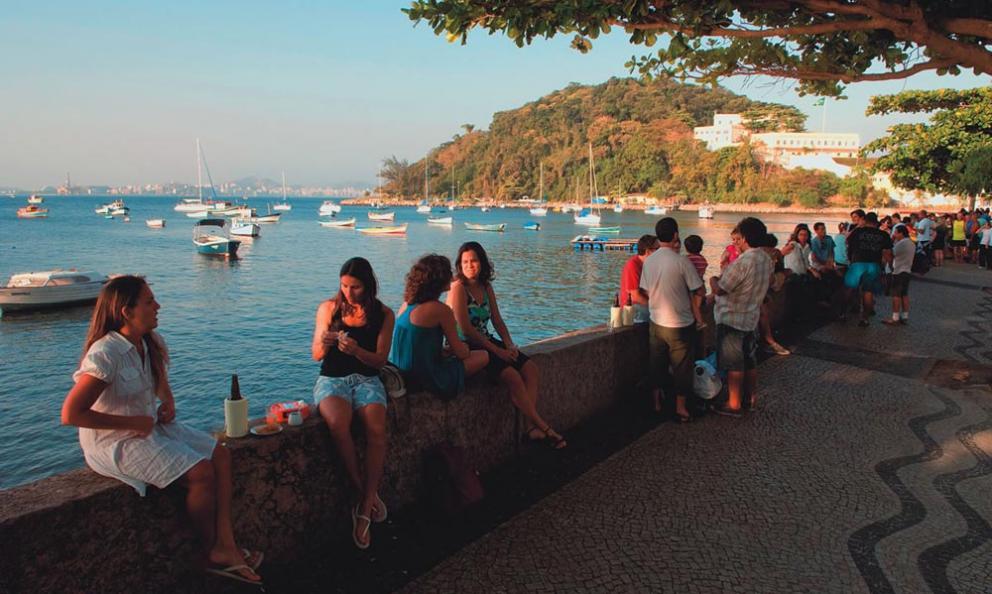 Il posto migliore per una birra ghiacciata davanti al mare? Bar Urca, rua Cândido Gafree 205, quartiere Urca, +55.(0)21.22958744 
(foto rioloft.com)