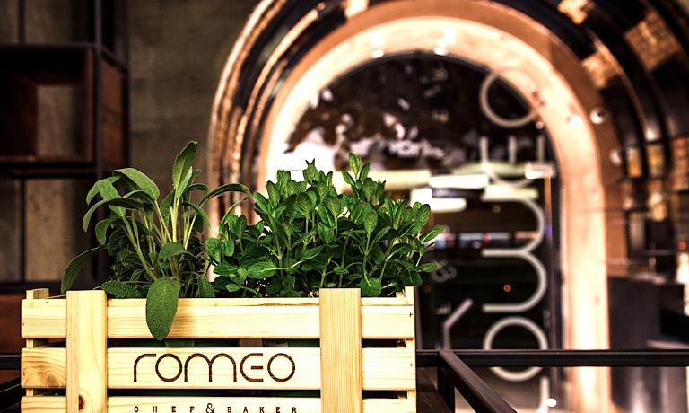 L'ingresso del Romeo Chef & Baker di Cristina Bowerman e Fabio Spada, un concept cui appartiene anche la pizzeria Giulietta
