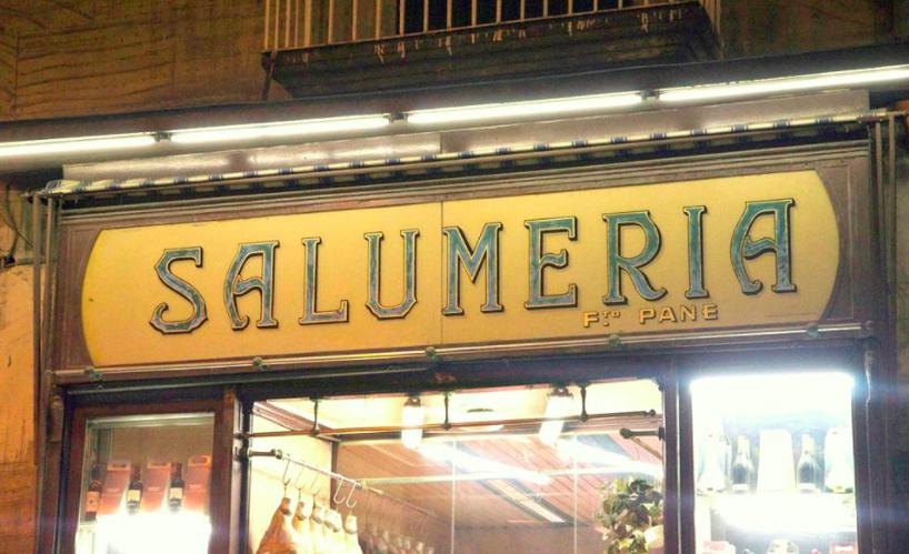 Non solo indirizzi in cui sedersi a mangiare: a Napoli si possono fare spese memorabili, come le prelibatezze salate dell’Antica Salumeria di Pasquale Pane, aperta in via Settembrini 111 nel 1864 
