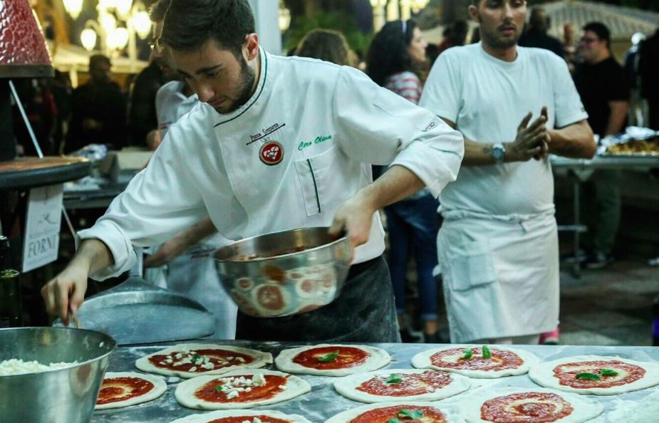 La storica pizzeria Concettina ai Tre Santi (1951) in via Arena alla Sanità 7bis, è oggi nelle mani del giovanissimo Ciro Oliva: «E' una pizzeria dall’animo popolare che offre un assortimento di pizze realizzate con ingredienti di qualità altissima», scrive Barbara Guerra, autrice per noi di un ritratto della sua Napoli del cuore (foto facebook)
