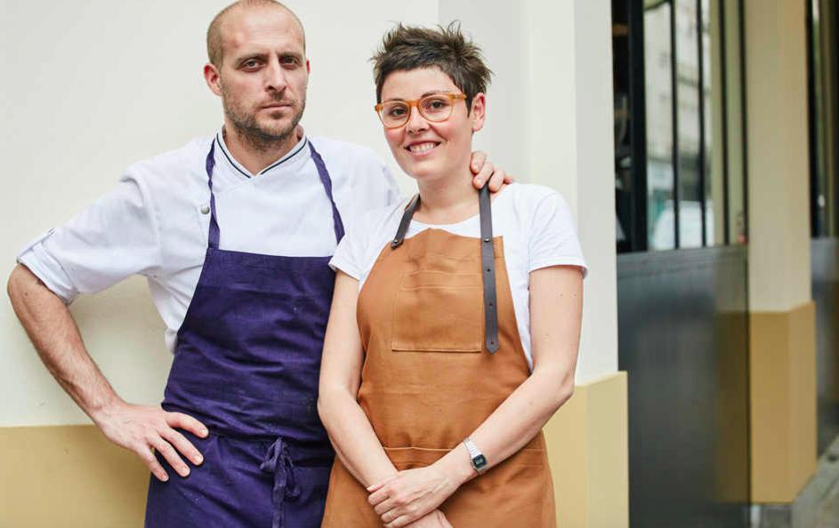 L'enclave italiana a Parigi si fa onore con il romano Giovanni Passerini (qui in foto con la moglie Justine Prot): al 65 di rue Traversière si va per le trippe alla romana, gli spiedini di agnello o i ravioli di fave e pecorino, racconta Pierini
