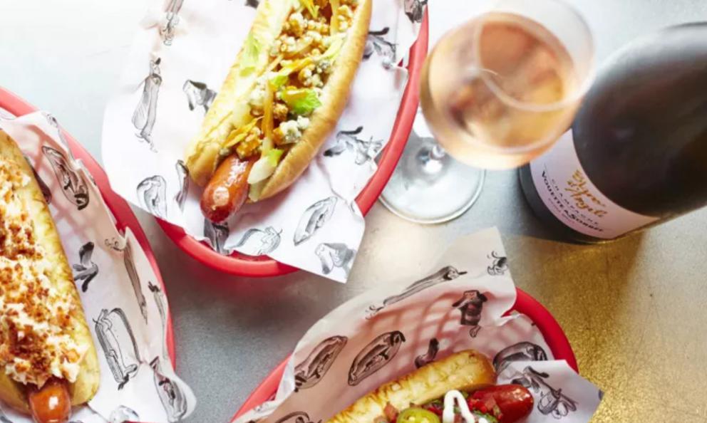 Hot dog e champagne da Bubbledogs, al 70 di Charlotte street, +44.(0)207.6377770 (foto www.bubbledogs.co.uk)
