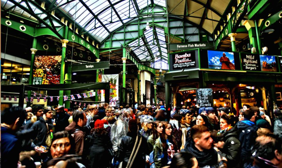 Un momento affollato al Borough Market, il più antico e popolare mercato londinese (fu eretto nel tredicesimo secolo). E' tra i posti del cuore della food writer Luciana Bianchi, perchè nelle sue pieghe nasconde infinite botteghe di cose buone, dai formaggi di Neal’s Yard Dairy alle salsicce di Ginger Pig
