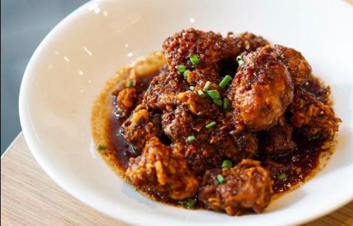 Adobo di pollo e aglio del ristorante Manam di Makati, Manila, una ricetta e un ristorante di autentica cucina tradizionale filippina
