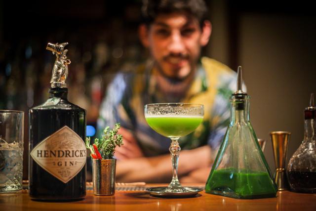 BARI DA BERE. ​Allo Speakeasy di Bari, largo Giordano Bruno 32/34, Vincenzo Mazzilli e Nicola Milella servono un gin sour ispirato alle orecchiette con cime di rapa: rapa estratta, miele di acacia, infuso di peperoncino e scorze di arancia, albume pastorizzato ed Hendrick's
