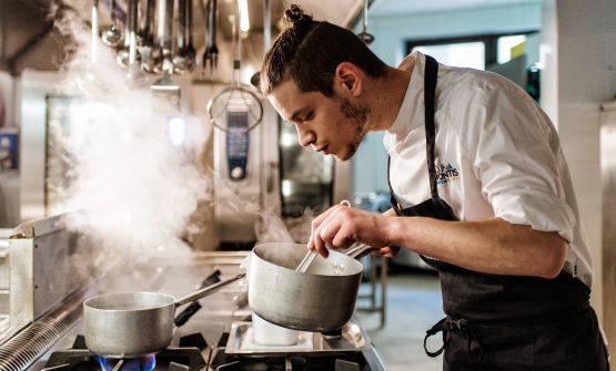 A Pescara un locale omaggia D’Annunzio. Lo chef 26enne: «La cucina è la mia vita»