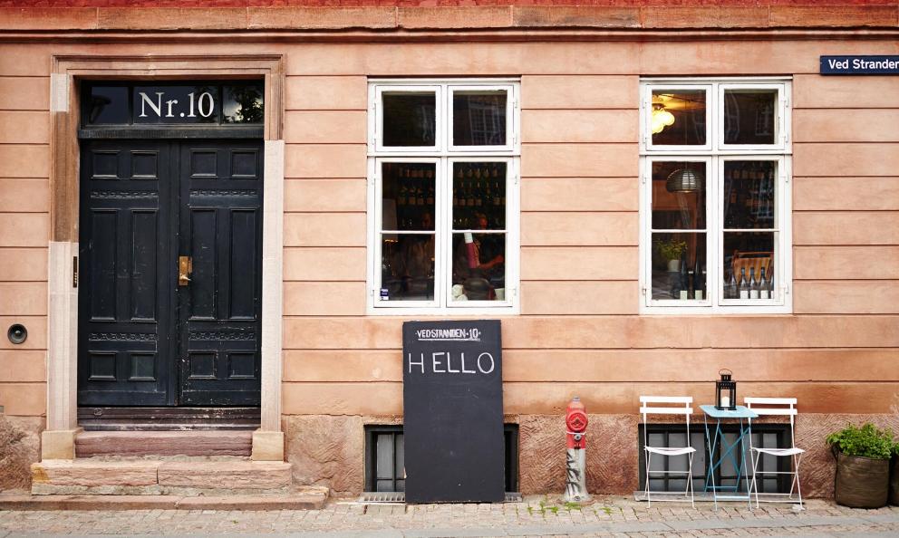 L'ingresso del wine bar Ved Stranden 10, punto di riferimento del bere a Copenhagen (foto www.vedstranden10.dk)
