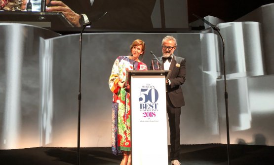 Massimo Bottura sul palco con la moglie Lara Gilmo
