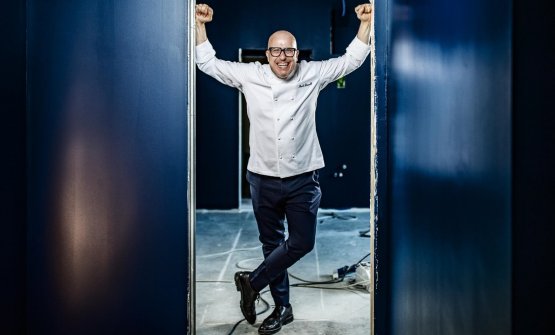 Paolo Brunelli fotografato nel suo nuovo locale, a