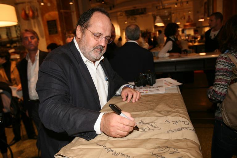 Paolo Marchi, ideatore e curatore di Identità Golose, firma il grembiule ricordo di Identità New York 2010