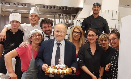 Una foto di Pino Possoni in occasione del suo 73° compleanno, nel 2021 con lo staff del Ma.Ri.Na di Olgiate Olona (Varese)
