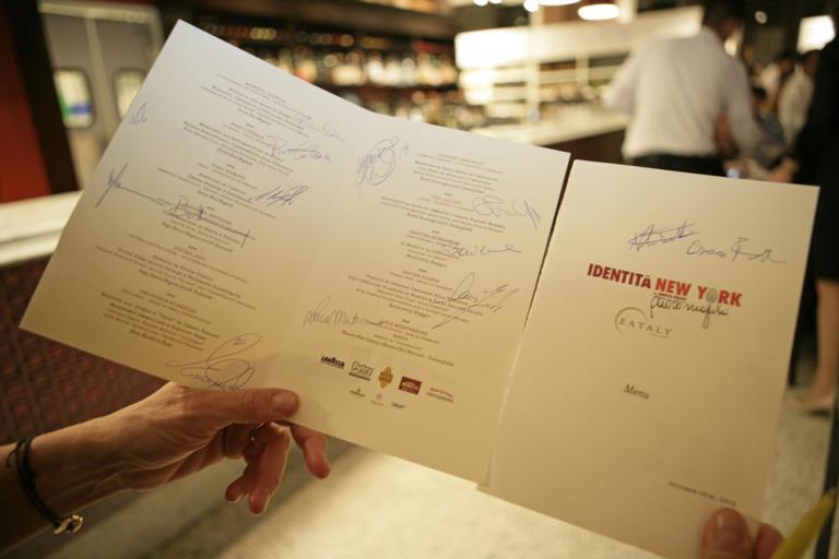 Il menu della cena di gala autografato da Paolo Marchi, Oscar Farinetti e da tutti gli chef protagonisti