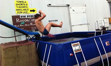 Al Wacky Wine Weekend di inizio giugno ci si tuffa nelle tinozze di vino rosso