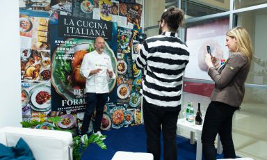 Moreno Cedroni (La Madonnina del Pescatore di Senigallia, Ancona) nel corner allestito da La Cucina Italiana a Identità Milano (foto Brambilla/Serrani)
