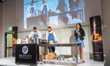 I Costardi Bros sul palco: sono stati loro ad aprire le lezioni della terza Identità di Formaggio al nostro Congresso. Lisa Casali è stata la moderatrice di tutti gli interventi (foto Brambilla / Serrani)
