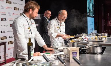 La lezione di (da sinistra) Carlo Sebastiani e Moreno Cedroni a Identità Milano 2022, presentati da Carlo Passera. Tutte le foto sono di Brambilla-Serrani
