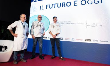 On the stage of Identità Milano 2022, the ABC of gelato, three interpreters of Italian gelato (at home and outdoors): Assenza Corrado (Caffè Sicilia, Noto), Brunelli Paolo (Gelateria e Cioccolateria Brunelli and Combo, Senigallia) and Casone Matteo (La Glace Alain Ducasse, Paris). Photos from Brambilla-Serrani
