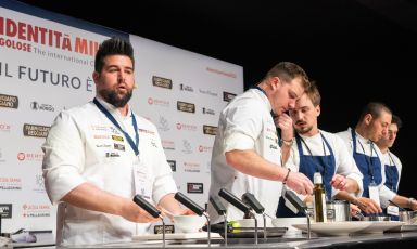 Davide De Pra e Matteo Metullio chef in "Condivisione" dell’Harry’s Piccolo, ristorante 2 stelle Michelin contenuto nell’hotel Gran Duchi d’Aosta, sul palco di Identità Milano 2022 (foto Brambilla/Serrani)
