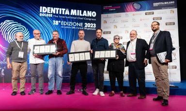 The protagonists of Identità Talk - Chef's Table, the revolution on TV, at Identità Milano 2023: left to right Corrado Assenza, Franco Pepe, Dario Cecchini, Gabriele Bonci, Brian McGinn (executive producer and director of Chef's Table), Faith Willinger, Paolo Marchi and Niccolò Vecchia, who moderated the debate. All photos are by Brambilla-Serrani
