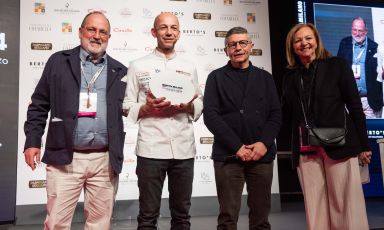 Riccardo Camanini, chef del Lido 84 di Gardone Riviera - Brescia, ha conquistato il premio "Tipicità Italiana in Cucina" a Identità Milano 2024, a premiarlo è stato Lavazza attraverso Michele Cannone, Lavazza brand away from home director. Motivazione: "In passato il limite di tanti ristoranti era un orizzonte molto stretto. Adesso, invece, l’esatto contrario: in Italia possiamo declinare ogni cultura del mondo, essere quindi fedeli alla tipicità tricolore e davvero uno sforzo immane". Nella foto, anche Paolo Marchi e Cinzia Benzi
