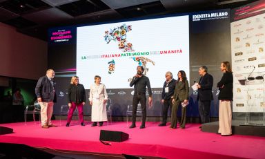 La cucina italiana candidata a diventare Patrimonio immateriale dell’umanità Unesco: sul palco di Identità Milano 2024, da sinistra, Paolo Marchi, Silvia Sassone, Antonia Klugmann, Federico Quaranta, Alain Ducasse, Maddalena Fossati, Claudio Ceroni e Cinzia Benzi. Foto Brambilla-Serrani