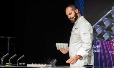 Davide Comaschi sul palco dell'auditorium di Identità Milano 2023 (foto Brambilla/Serrani)
