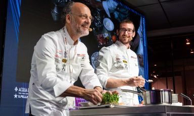 Moreno Cedroni e Luca Abbadir sul palco dell'Auditorium a Identità Milano 2023 mentre presentano al pubblico 8 piatti inediti dal nuovo menu del ristorante la Madonnina del Pescatore, Segnali di Fumo
