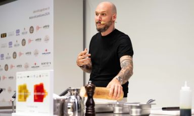 Luiz Filipe Souza sul palco di Identit&agrave; Milano 2026, fotografato da Brambilla/Serrani
