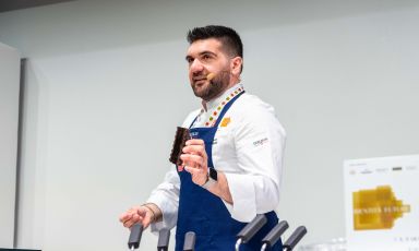 Sul palco di Identit&agrave; Milano, Tommaso Foglia ha presentato una delle specialit&agrave; del suo Sfoglia Pastry Bar di Milano

Foto di Brambilla/Serrani
