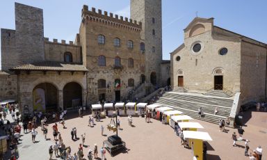 I banchi d'assaggio in Piazza del Duomo a San Gimignano
