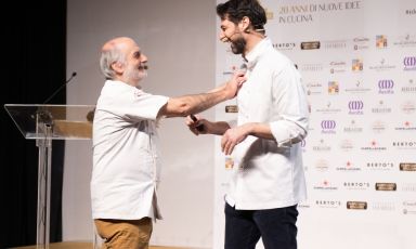 Massimiliano Alajmo e Corrado Assenza sono uniti da una profonda amicizia, la cui storia è stata raccontata nel 2021, quando condivisero per la prima volta il palco di Identità Milano, in questo articolo di Gabriele Zanatta
(Le foto sono di Brambilla/Serrani)
