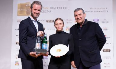 È stato attribuito a Isabella Potì il premio "Vent'anni" di Identità Golose 2025, in collaborazione con Acqua Panna e S.Pellegrino. A premiare la chef sono stati Claudio Ceroni e Giacomo Giacani, Head of Marketing and Innovation Italia del Gruppo Sanpellegrino. Questa la motivazione: "Tanti a 20 anni hanno il futuro ancora tutto da vivere. Questa chef, invece, ha già scritto pagine molto importanti che ribadirà in primavera nella nuova sede scelta con il suo compagno e socio"
