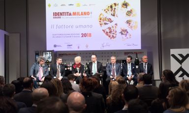 Il dibattito a Identità Milano 2018: da sinistra Andrea Grignaffini, Andrea Sinigaglia, Dominga Cotarella, il moderatore Federico De Cesare Viola, Antonello Maiella, Matteo Zappile ed Hervé Fleury (foto Brambilla-Serrani)
