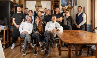 Lo staff de La Saletta di Alghero. Seduti in prima fila, da sinistra, Adriano Zucca, Romina e Gian Luca Chessa. Seconda fila, da sinistra: Gabriele Contu, Mariaelena Seghene, Elisa Mameli, Davide Baldinu, Roberto Barago, Caterina Satta, Marco Sias, Massimiliano Sechi, Giulio Piras, Marco Giorda, Stefano Udasso. Manca in foto Francesco Lai, «Il nostro boss della sala», e qualcun altro
