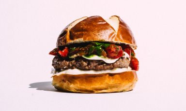 L'hamburger 1 di Quintalino, con con cremoso al Parmigiano 18 mesi e chutney al pomodoro e basilico
