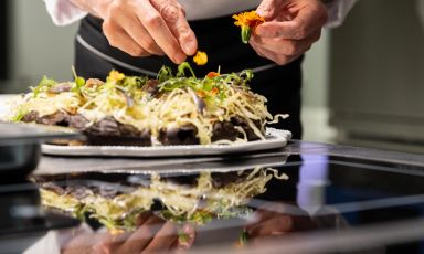 Le mani di Massimiliano Prete impegnate nella preparazione di una pizza durante la sua masterclass a Identit&agrave; di Lievitati, in collaborazione con&nbsp;Acqua Panna&nbsp;-&nbsp;S.Pellegrino

Le foto sono di Brambilla / Serrani
