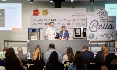 Stefano Guizzetti sul palco con Francesca Romana Barberini, per la sua lezione a Identit&agrave; di Bufala, sezione del congresso realizzata in collaborazione con Sor&igrave;
