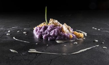 Risotto acqua di cavolo viola, mela piccante, ostriche, fonduta di formaggio di capra, la ricetta per il 2017 di Giulio Terrinoni, chef e patron di Per me a Roma
