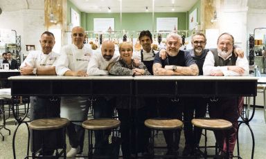 I protagonisti della cena Dine Around a Eataly Flatiron, un percorso di 7 piatti in 7 ristoranti, replicati in 6 turni consecutivi, un grande successo. Da sinistra a destra, Fortunato Nicotra, Franco Pepe, Niko Romito, Lidia Bastianich, Matthew Kenney, Alex Atala, Massimo Bottura e Paolo Marchi (foto e fotogallery di Brambilla/Serrani)

