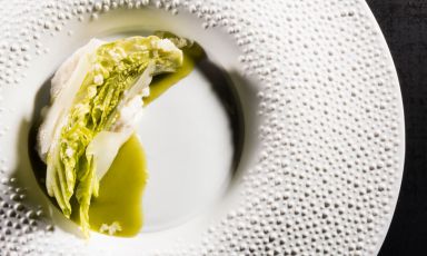 Il piatto creato da Caterina Ceraudo: nasce da un viaggio in Champagne e da un'insalata mangiata a fine pasto (foto Brambilla - Serrani)
