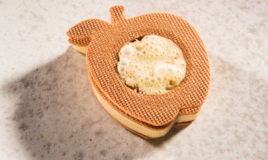 Uno dei capolavori presentati a Pasticceria italiana contemporanea: questo è Apple Strudel di Andrea Tortora (foto Brambilla-Serrani)
