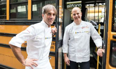 Davide Oldani of D’O in Cornaredo and New Yorker Jonathan Benno, soon at the helm of Benno, on the 27th, in front of Eataly Chicago (photo Brambilla/Serrani)
